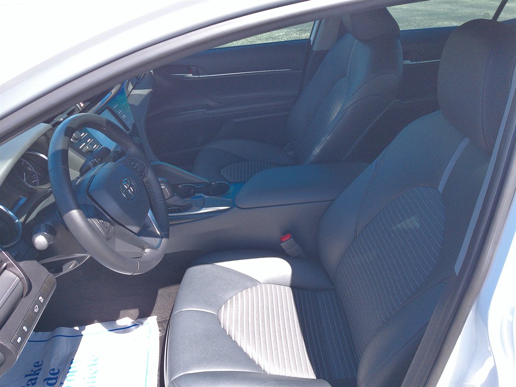 2020 Toyota Camry SE's photo