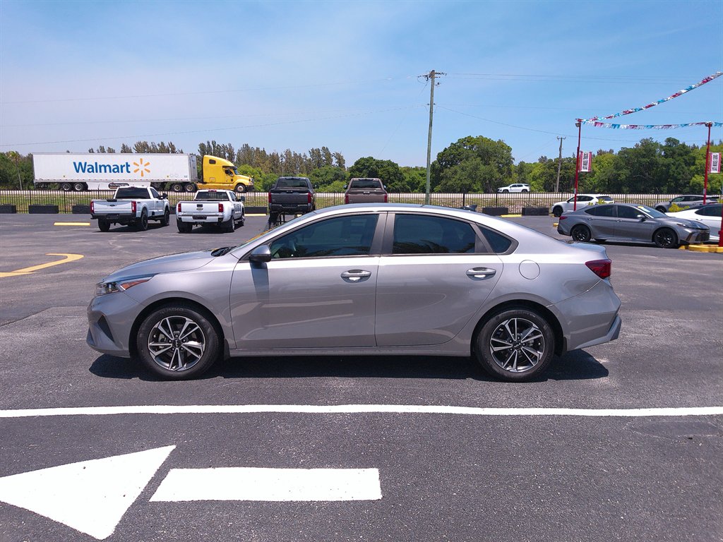 2024 Kia Forte LXS AT's photo
